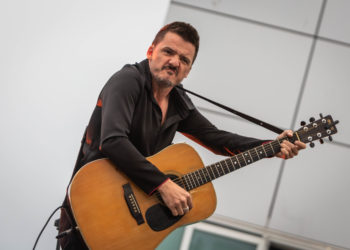 Artista madrileño Coque Malla en su actuación en el Auditorio Mar de Vigo