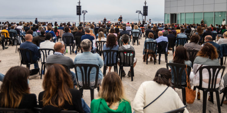 La «Gira Imposible» de Coque Malla se topa con los elementos sobre la Ría de Vigo