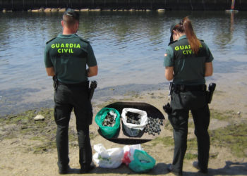 Decomisan siete kilos de almejas a tres furtivos que se hacían pasar por bañistas en la playa de Bouzas