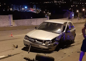 Un vehículo se lleva por delante dos coches aparcados en Vigo