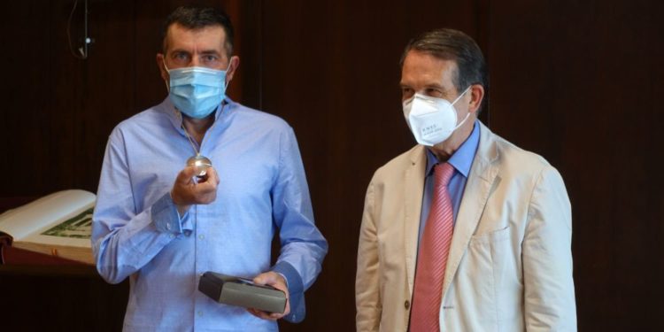 Alejandro Gómez recibe a medalla como Vigués Distinguido do ano 2020