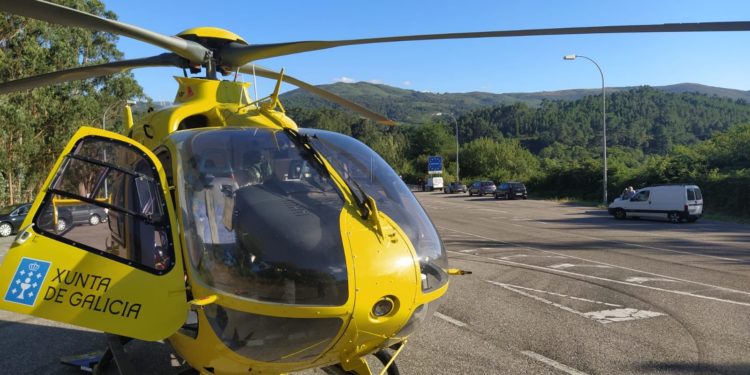 Bomberos portugueses rescatan a un hombre que arrastraba la corriente del río Miño en Arbo