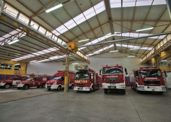 Un incendio calcina dos zonas de una nave en Vigo