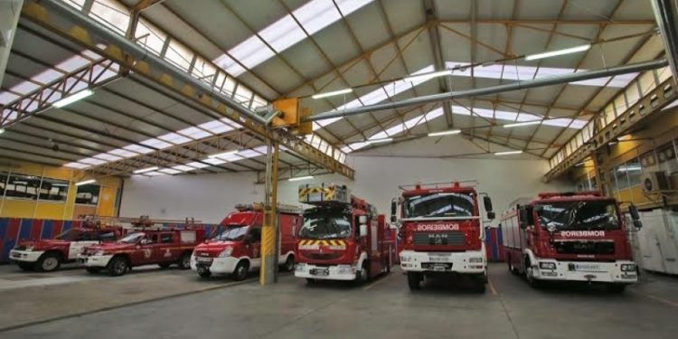 Un incendio calcina dos zonas de una nave en Vigo