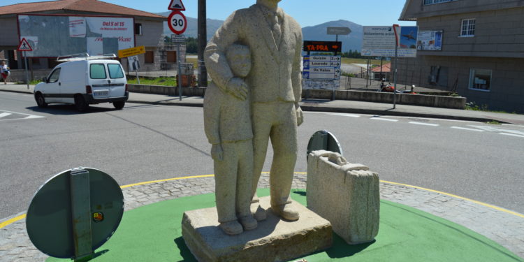 A escultura da emigración xa loce en Mos cumprindo unha promesa aos emigrantes en Bos Aires