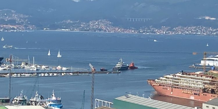«Icon», megayate exclusivo de alquiler, regresa al agua en la Ría de Vigo tras un «full refit» en Meira