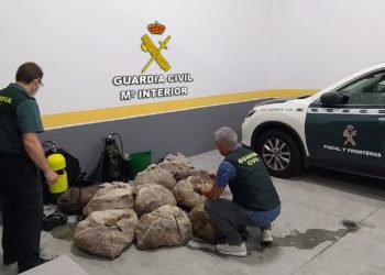La Guardia Civil sorprende a un submarinista con un cargamento de vieiras en Vigo