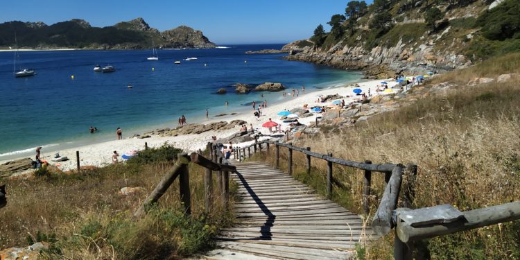 La Policía Local impide el acceso a una playa de Cíes por exceso de aforo