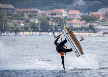 Riders de primer nivel en la exhibición de Freestyle del III KiteFest Cesantes