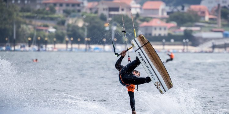 Riders de primer nivel en la exhibición de Freestyle del III KiteFest Cesantes