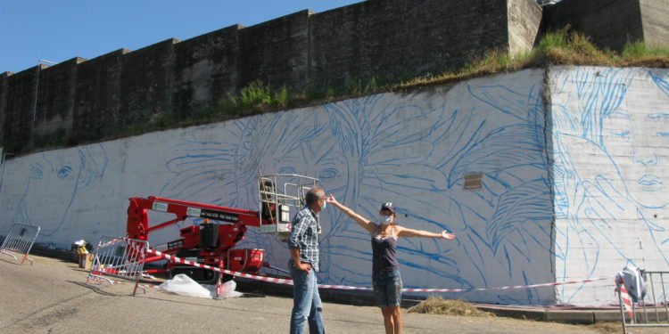 Lula Goce comeza a pintar en Panxón o maior mural do Val Miñor