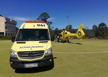 Dos heridos, uno grave evacuado en helicóptero, al chocar una moto y un coche en Mondariz
