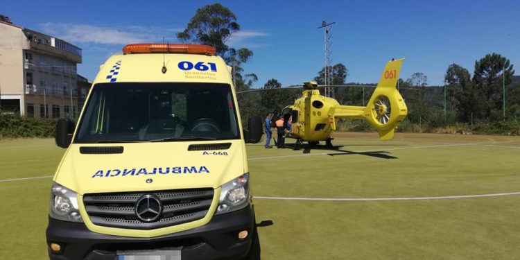 Dos heridos, uno grave evacuado en helicóptero, al chocar una moto y un coche en Mondariz