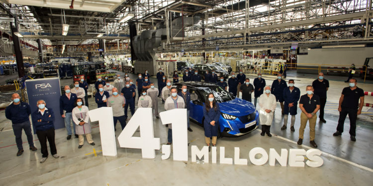 PSA Vigo celebra su vehículo 14 millones con un acto intergeneracional
