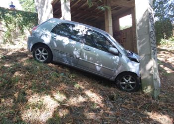 El conductor de un coche resulta ileso tras chocar contra una vivienda en Vigo