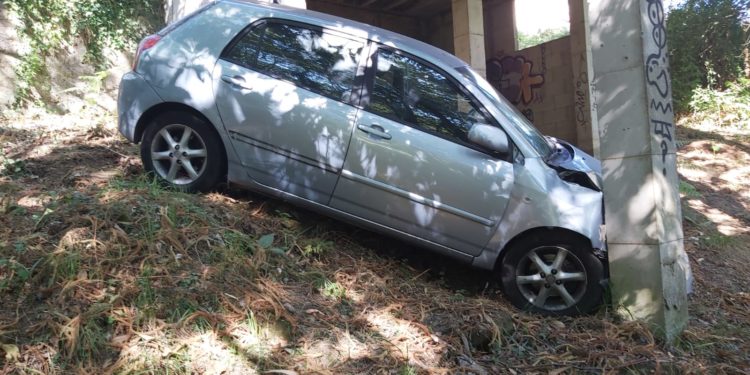 El conductor de un coche resulta ileso tras chocar contra una vivienda en Vigo