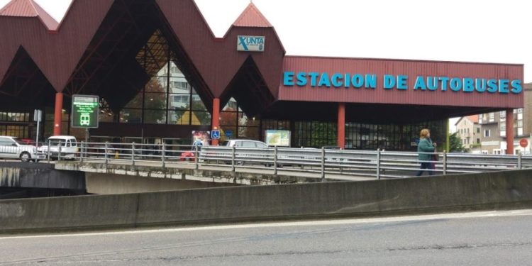 Sanidade confina a 13 pasajeros que iban en el bus del paciente ingresado en la UCI del Álvaro Cunqueiro