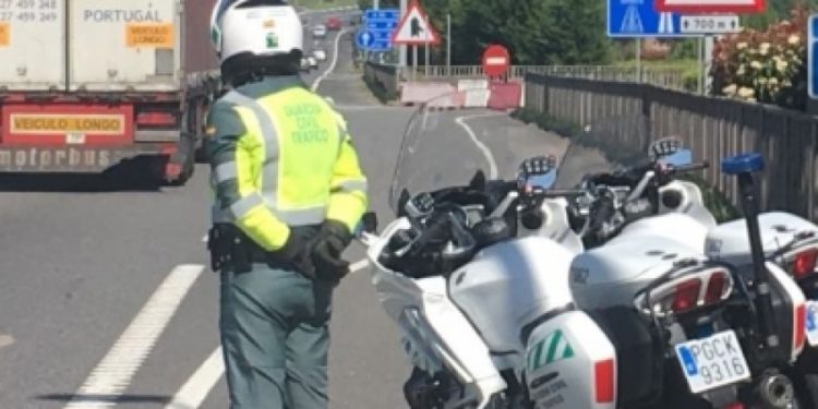 Tráfico emprende una campaña “intensiva” de vigilancia de motocicletas en Galicia