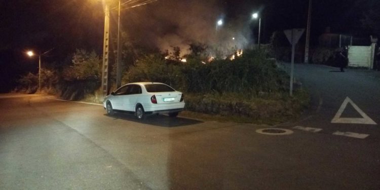 Los bomberos de Vigo sofocan dos conatos de incendio forestal en Valladares y Coruxo
