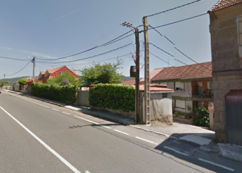 Un coche acaba en el tejado de una casa en Cangas cuando su conductor trataba de maniobrarlo