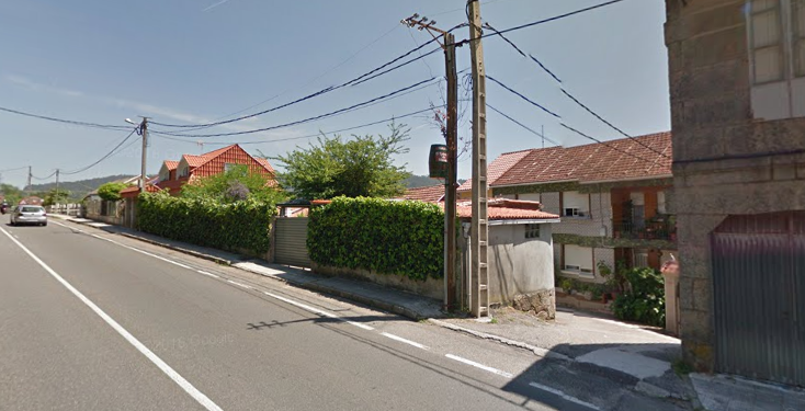 Un coche acaba en el tejado de una casa en Cangas cuando su conductor trataba de maniobrarlo