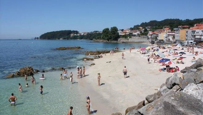 Evacuado un joven de una cala de difícil acceso en Moaña