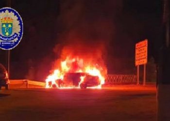Investigan el incendio de un coche junto a una sala de fiestas de Redondela