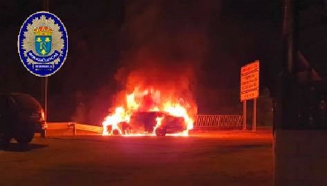 Investigan el incendio de un coche junto a una sala de fiestas de Redondela