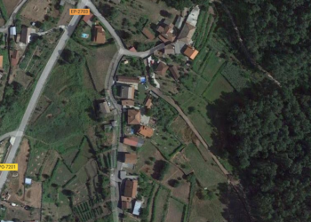 Un hombre llama al 112 tras quedarse atrapado bajo el coche que reparaba en Ponteareas