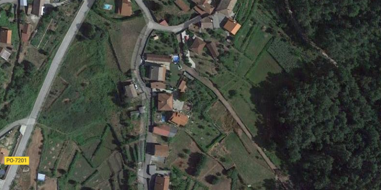 Un hombre llama al 112 tras quedarse atrapado bajo el coche que reparaba en Ponteareas