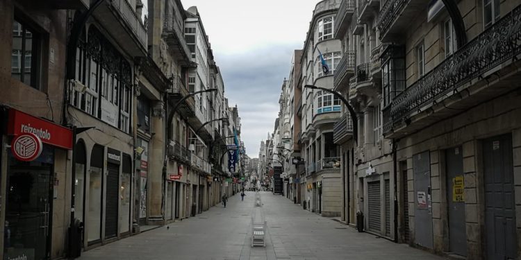 Muere una mujer en Vigo tras precipitarse desde un piso de la calle Príncipe