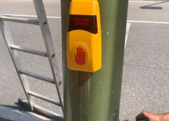 O Porriño coloca botóns de proximidade nos semáforos para evitar tocalos