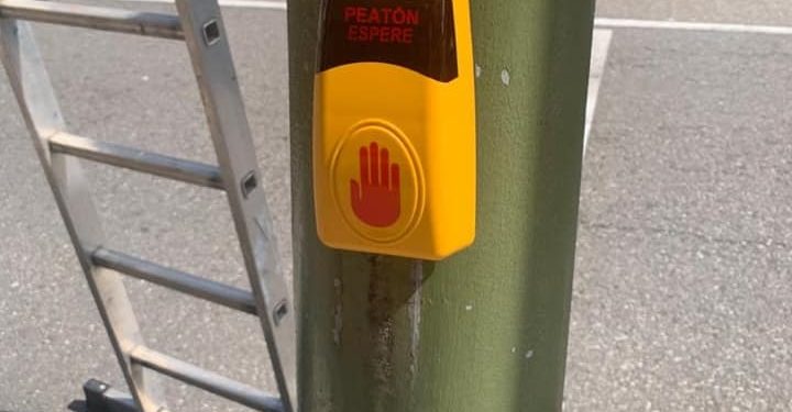 O Porriño coloca botóns de proximidade nos semáforos para evitar tocalos