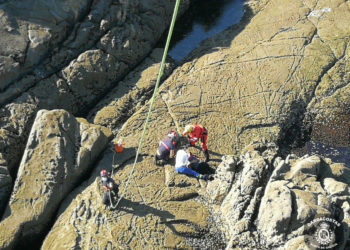 Evacúan en helicóptero al Cunqueiro a una mariscadora que se cayó en una zona rocosa en Baiona