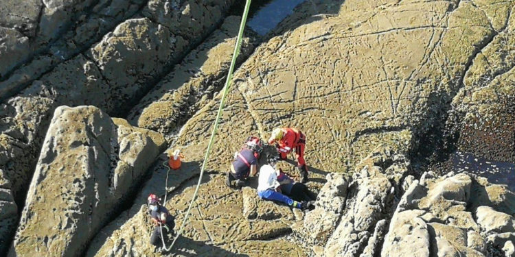 Evacúan en helicóptero al Cunqueiro a una mariscadora que se cayó en una zona rocosa en Baiona