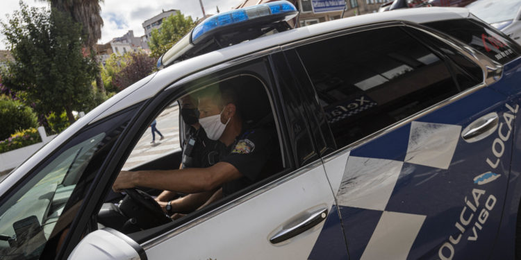 Detenido tras empujar a un policía y causar daños en el baño de un bar en Vigo