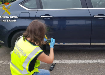 Investigan a una joven de Baiona por daños a una docena de vehículos estacionados