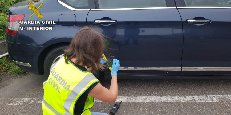 Investigan a una joven de Baiona por daños a una docena de vehículos estacionados