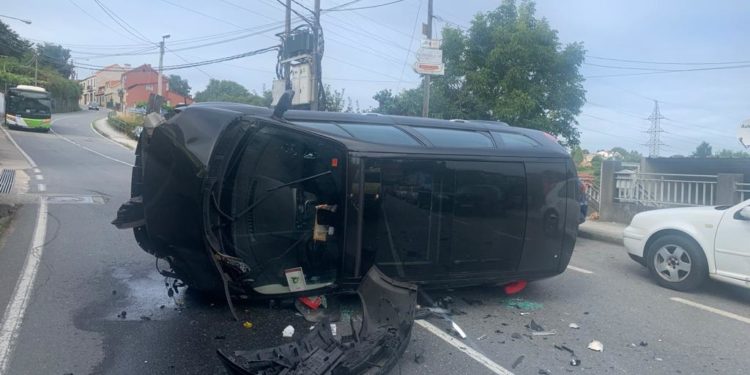 Un coche vuelca en Matamá tras quedarse sin frenos