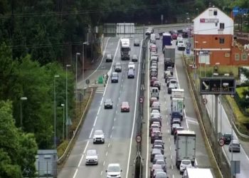 Herida una conductora al chocar contra la mediana de la A-55 en Mos y volcar sobre el carril contrario