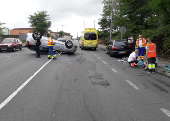 Un herido en Tui al volcar su vehículo tras colisionar contra otro aparcado