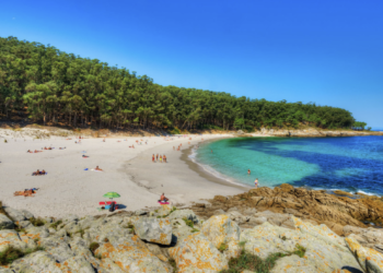 La playa nudista de Cíes «desbanca» a Rodas en el top ten de las mejores de España