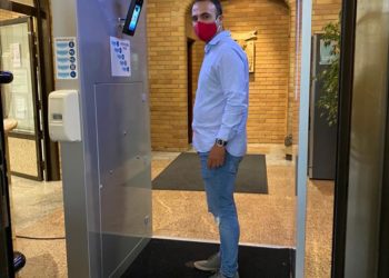 O Porriño pon a proba unha cabina anticovid ideada por unha empresa local