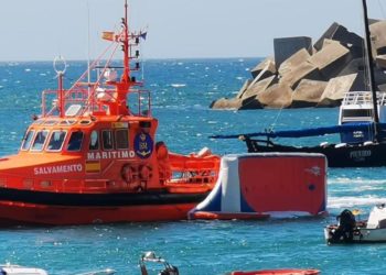 Recuperado en la costa de A Guarda un gran hinchable procedente de Praia América