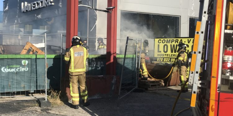 Sofocado un incendio en la avenida Ricardo Mella