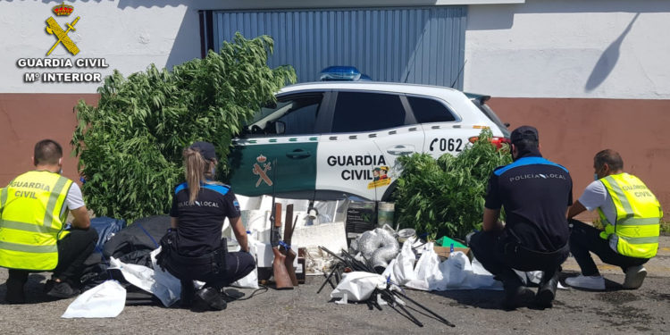 La Guardia Civil desarticula un punto de venta de drogas en una vivienda en O Porriño