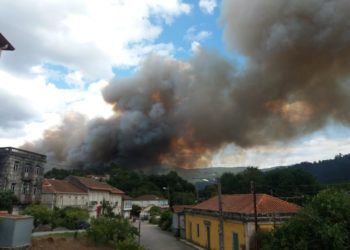 Un incendio en Crecente arrasa 30 hectáreas e corta o tren entre Ourense e Vigo