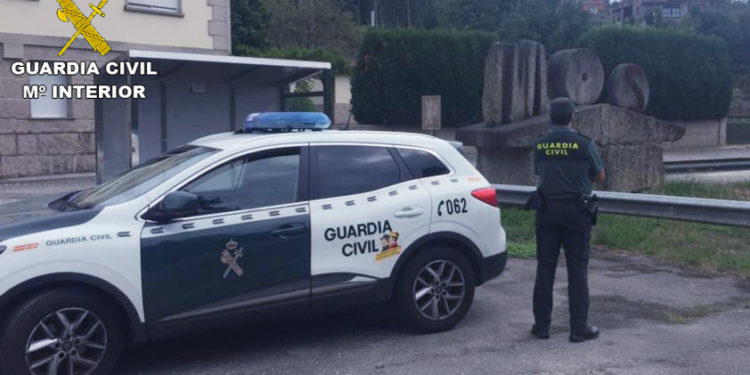 La Guardia Civil detiene a un menor por un robo con violencia en un estanco en Mos
