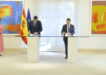 Caballero e Sánchez asinan o acordo para ceder os remanentes dos municipios