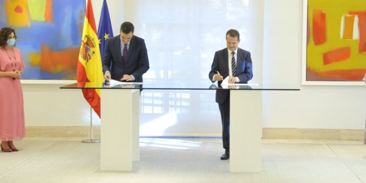 Caballero e Sánchez asinan o acordo para ceder os remanentes dos municipios
